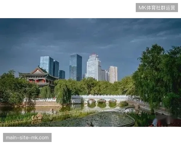 新疆队本赛季战绩大幅滑坡,攻防体系的全面退化导致其最终仅名列第十六位无缘季后赛 新疆队本赛季战绩大幅滑坡,攻防体系的全面退化导致其最终仅名列第十六位无缘季后赛